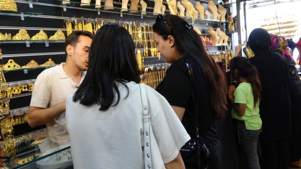 Foto - 200 bin liralık altınları 15 bin liradan satışa sundular! Vatandaş akın etti, kuyumcu doldu taştı