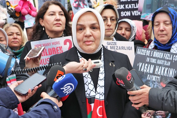 Foto - AK Parti'li kadınlardan İsrail Büyükelçiliği konutu önünde eylem: Çocuklar ölürken, sessiz kalınmaz