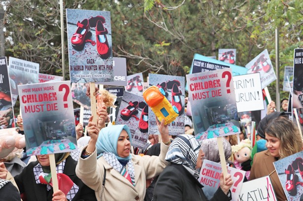 Foto - AK Parti'li kadınlardan İsrail Büyükelçiliği konutu önünde eylem: Çocuklar ölürken, sessiz kalınmaz