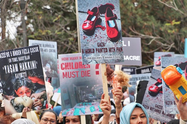 Foto - AK Parti'li kadınlardan İsrail Büyükelçiliği konutu önünde eylem: Çocuklar ölürken, sessiz kalınmaz