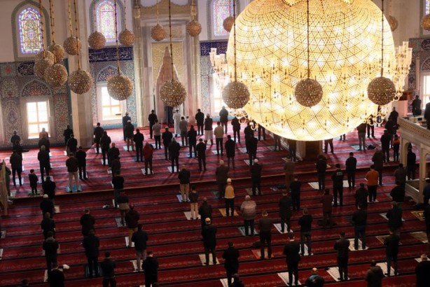 Foto - 2021'in ilk cuma namazında vatandaşlar camilere akın etti