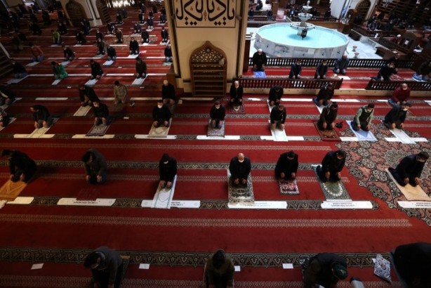 Foto - 2021'in ilk cuma namazında vatandaşlar camilere akın etti