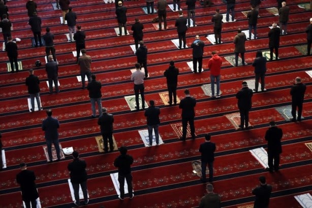 Foto - 2021'in ilk cuma namazında vatandaşlar camilere akın etti