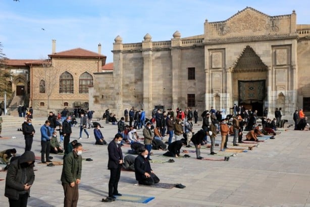Foto - 2021'in ilk cuma namazında vatandaşlar camilere akın etti