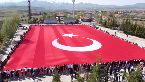 2023 genç 3 bin metrekarelik Türk bayrağı açtı