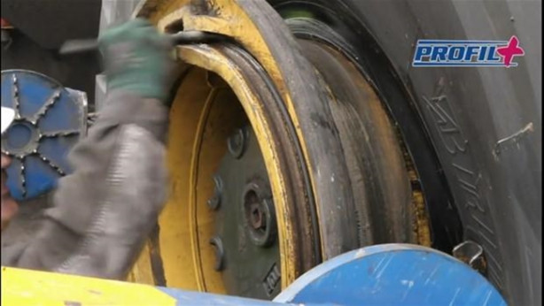 Foto - 21 bin liralık dev lastik böyle değişti!