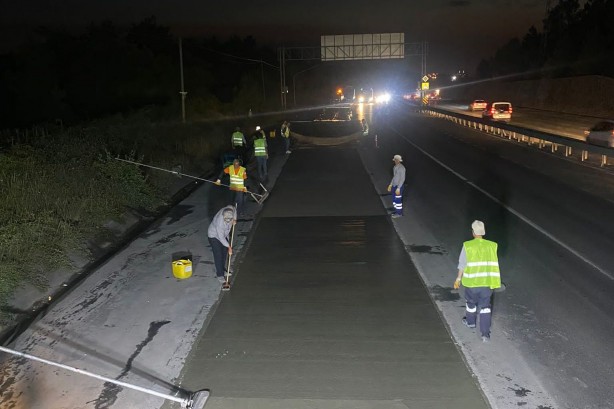 Foto - 21 yıl ömrü var dediler 1 yılda çöktü. Metrobüs yolundaki 'Beton Yol' uygulaması sınıfta kaldı!