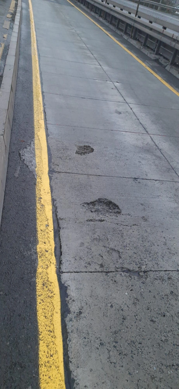Foto - 21 yıl ömrü var dediler 1 yılda çöktü. Metrobüs yolundaki 'Beton Yol' uygulaması sınıfta kaldı!