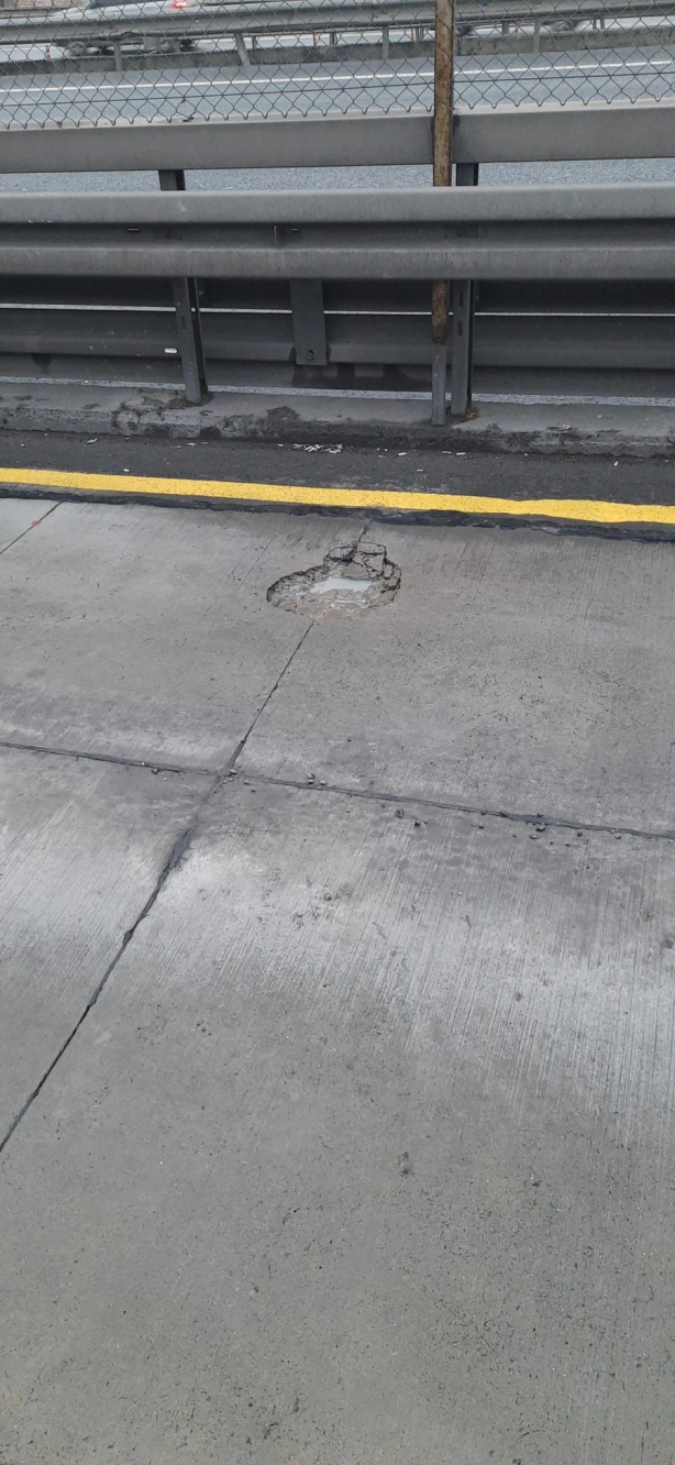Foto - 21 yıl ömrü var dediler 1 yılda çöktü. Metrobüs yolundaki 'Beton Yol' uygulaması sınıfta kaldı!