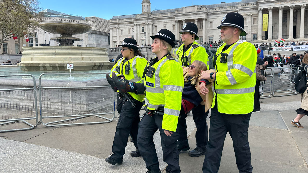 212 kişi gözaltına alındı! Londra’da Filistin’e destek gösterisine polis müdahalesi