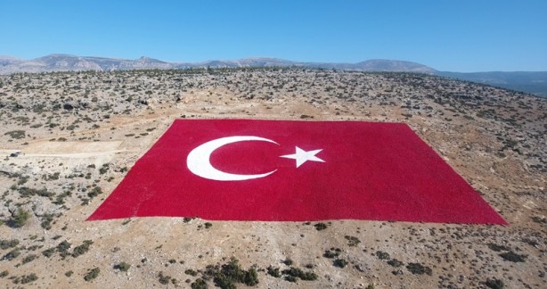 Foto - 22 dönümlük araziye Türk Bayrağı boyandı