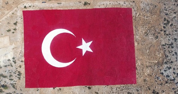 Foto - 22 dönümlük araziye Türk Bayrağı boyandı