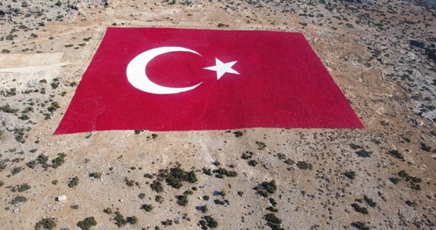 Foto - 22 dönümlük araziye Türk Bayrağı boyandı