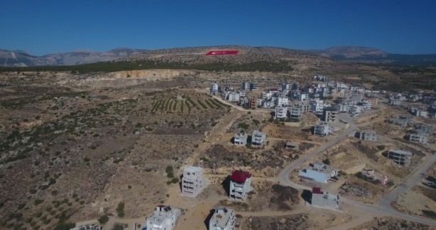 Foto - 22 dönümlük araziye Türk Bayrağı boyandı