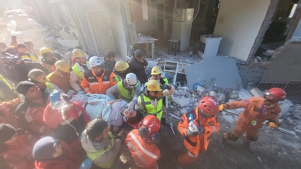 Foto - 228. saatte gelen umut! 2 kişi hayata böyle tutundu