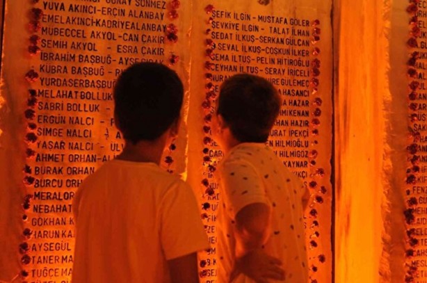 Foto - 23 yıldır dinmeyen acı! 17 Ağustos depreminde hayatını kaybedenler Yalova’da anıldı
