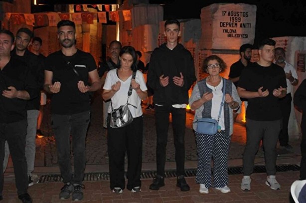 Foto - 23 yıldır dinmeyen acı! 17 Ağustos depreminde hayatını kaybedenler Yalova’da anıldı