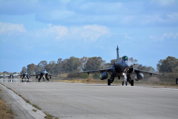 Foto - 24 saat içinde Yunanistan'a destek verdiler! Atina basını manşetlere taşıdı