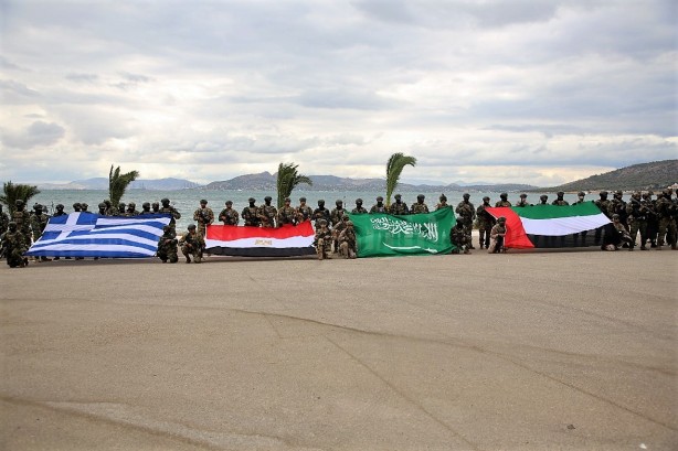 Foto - 24 saat içinde Yunanistan'a destek verdiler! Atina basını manşetlere taşıdı