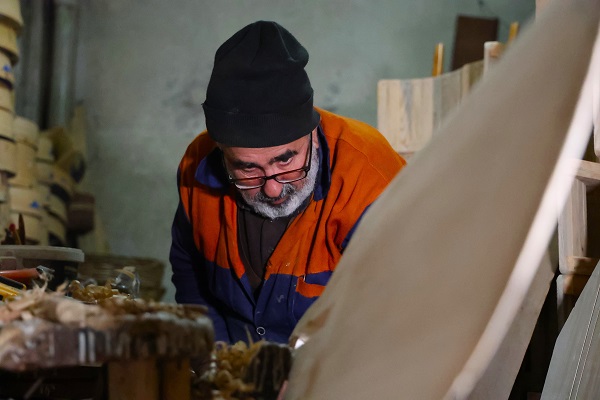 Foto - 25 yıldır ekmeğini ahşaptan çıkarıyor