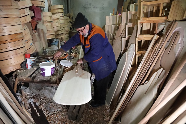 Foto - 25 yıldır ekmeğini ahşaptan çıkarıyor