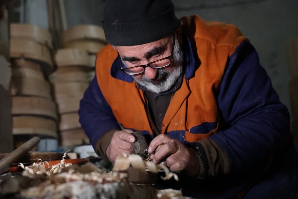 Foto - 25 yıldır ekmeğini ahşaptan çıkarıyor