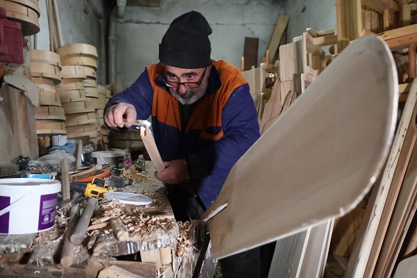 Foto - 25 yıldır ekmeğini ahşaptan çıkarıyor