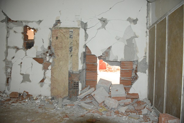 Foto - 25 yıllık binayı görenler şaştı kaldı | Bu apartmanda kolon yerine bakın ne var! 