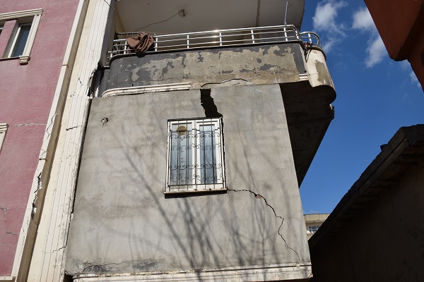 Foto - 25 yıllık binayı görenler şaştı kaldı | Bu apartmanda kolon yerine bakın ne var! 