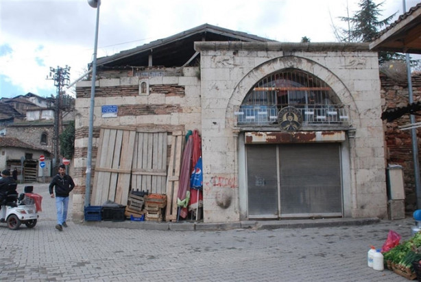 265 senelik hanı satılığa çıkardı