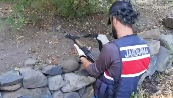 Foto - 27 gözaltı! Bakın bazalt taşlarının altından ne çıktı