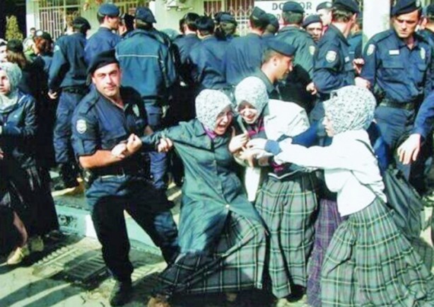 Foto - 28 Şubat sürecinde hükümete karşı ‘Gerekirse silah bile kullanırız’ diyerek cebir ve şiddete başvuracaklarını söyleyenler bugün tahliye edildi: HakkımızI helâl etmiyoruz