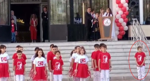 Foto - 29 Ekim törenlerinde büyük kepazelik! Çocuğa bu yapılır mı? Sizde hiç utanma yok mu