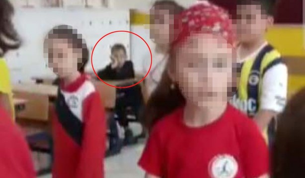 Foto - 29 Ekim törenlerinde büyük kepazelik! Çocuğa bu yapılır mı? Sizde hiç utanma yok mu