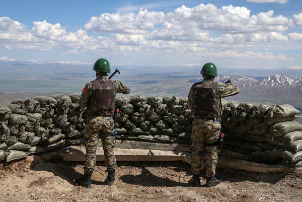 Foto - 3 bin 100 rakımlı tepede Mehmetçik gözü!
