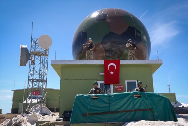 Foto - 3 bin 100 rakımlı tepede Mehmetçik gözü!