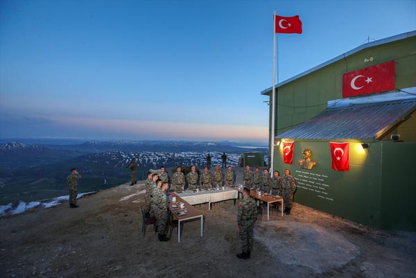 Foto - 3 bin 100 rakımlı tepede Mehmetçik gözü!