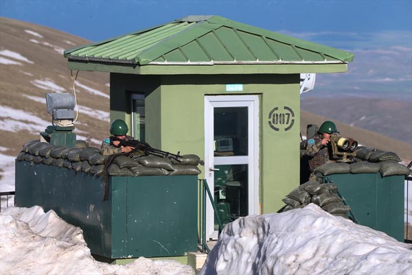 Foto - 3 bin 100 rakımlı tepede Mehmetçik gözü!
