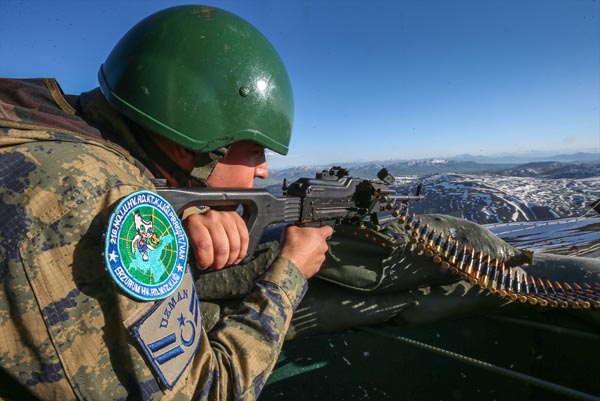 Foto - 3 bin 100 rakımlı tepede Mehmetçik gözü!