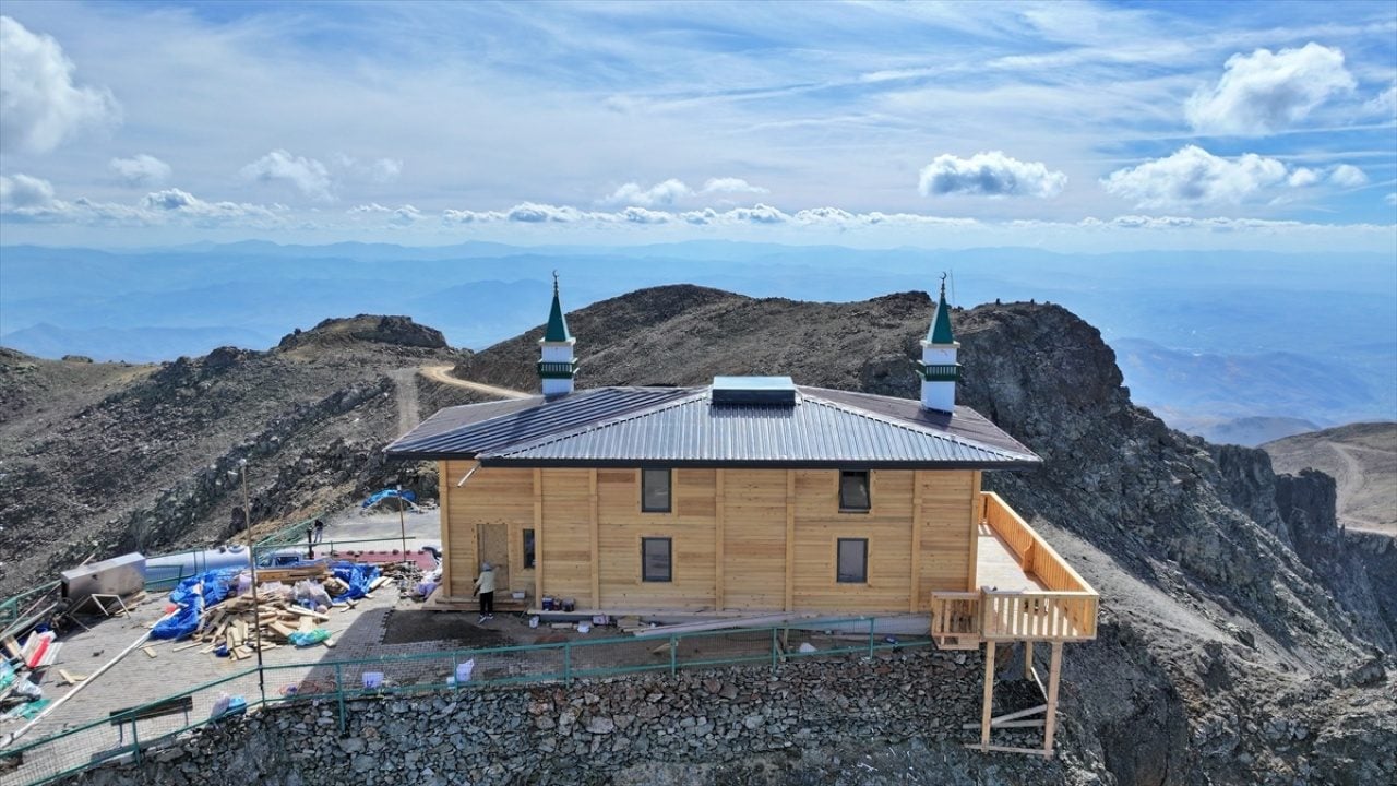 Foto - 3 bin 180 metre rakımda bulunuyor! Yanan Kırklar Mescidi yeniden inşa ediliyor