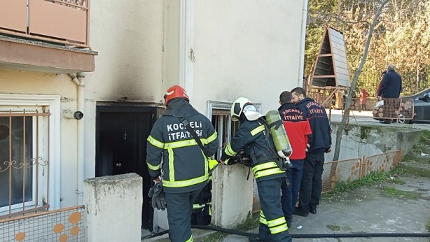 Foto - 3 çocuğu, yanan evden komşuları kurtardı