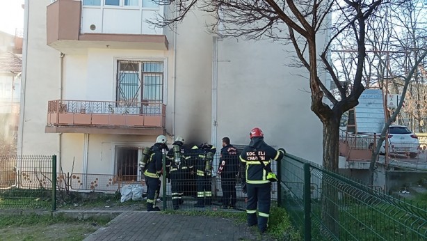 Foto - 3 çocuğu, yanan evden komşuları kurtardı