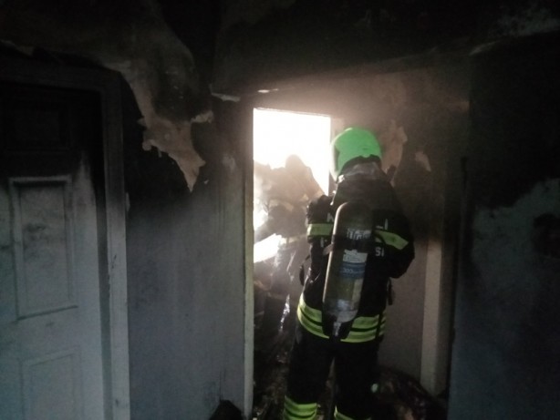 3 çocuğu, yanan evden komşuları kurtardı