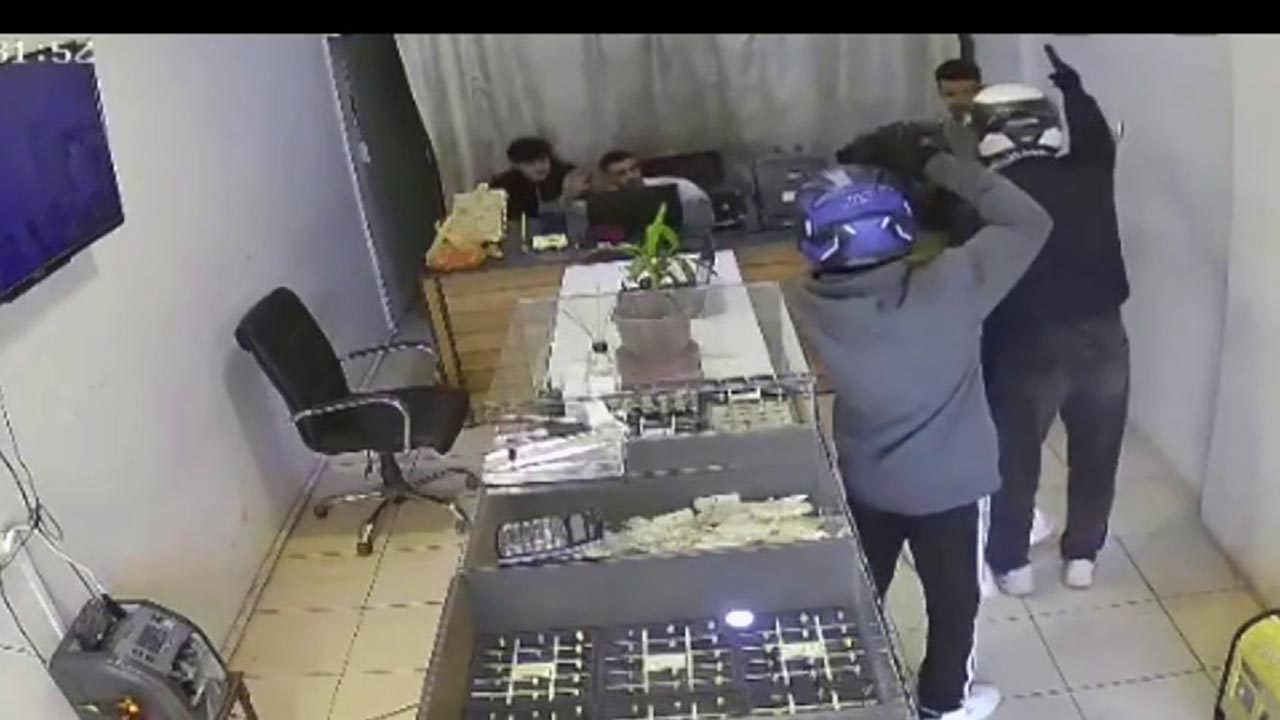 3 dakikada 3 kilo altını çalıp kaçtılar