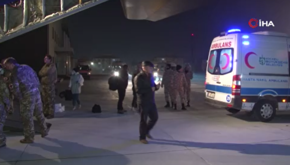 Foto - 3 diyaliz hastası depremzede Adana'dan İstanbul'a nakledildi!