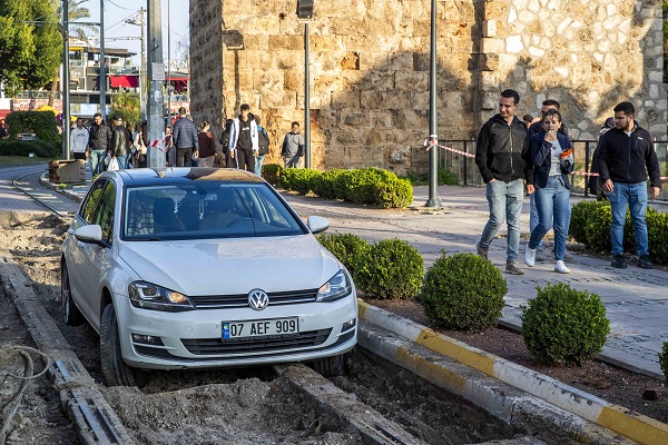 Foto - 3 günde çıkarıldı! Kafalar karıştı 'Bu araç buraya nasıl girdi?'