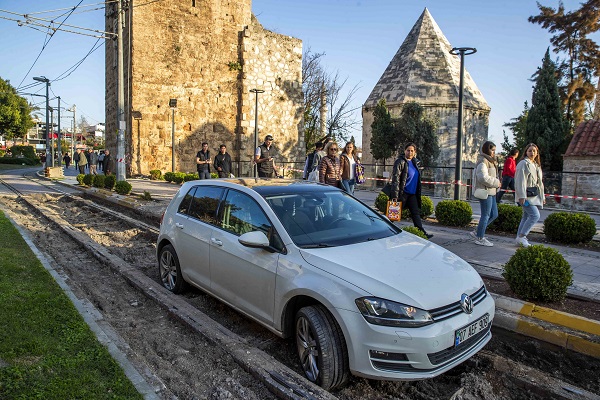 Foto - 3 günde çıkarıldı! Kafalar karıştı 'Bu araç buraya nasıl girdi?'