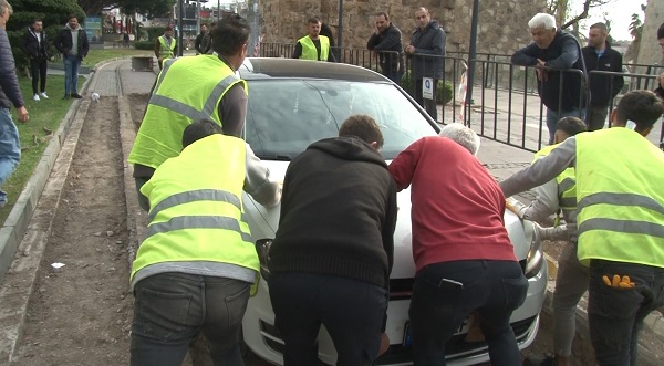 Foto - 3 günde çıkarıldı! Kafalar karıştı 'Bu araç buraya nasıl girdi?'