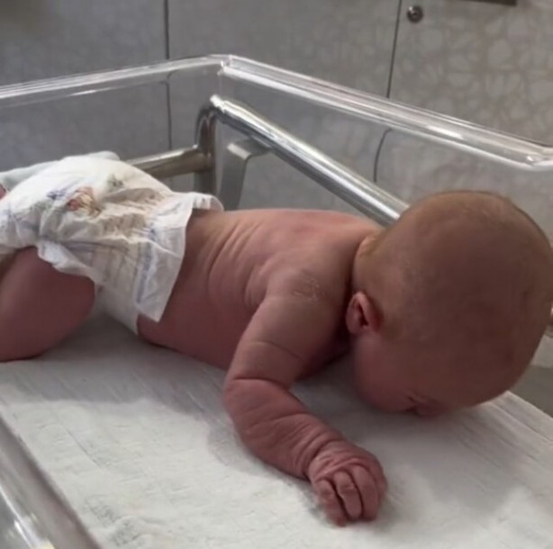Foto - 3 günlük yenidoğan bebek dünyayı hayrete düşürdü! Öyle şeyler yapıyor ki, kimse anlam veremiyor