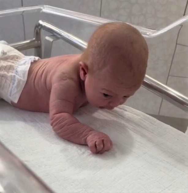 Foto - 3 günlük yenidoğan bebek dünyayı hayrete düşürdü! Öyle şeyler yapıyor ki, kimse anlam veremiyor